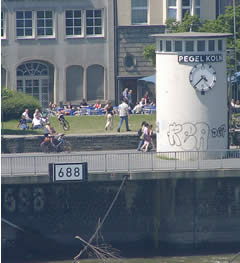 Der Kölner Pegel mit Pegeluhr heute - © Photo vom 1.6.2002, gf