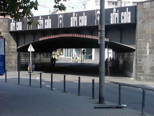 Die Eigelsteinbrcke von der Marzellenstrae in Richtung Eigelstein gesehen. Durch Verblendungen sind jetzt die Auflager verdeckt. - © Photo: Franke, 8.9.2002