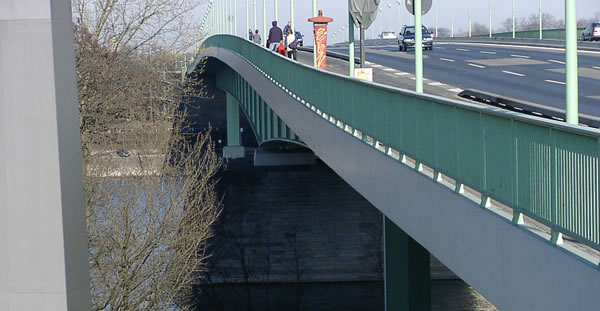 Die Biegelinie der Zoobrücke zeigt deutlich die innere Spannung der Konstruktion. Gesehen von der Deutzer Seite stromauf. - © gf 2006