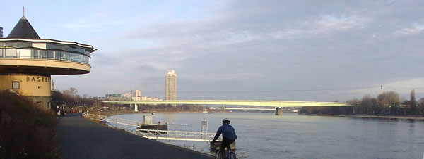 Das ganze Jahr ber fngt sich das Abendlicht in den Seiten der Brcke. Gesehen von der linksrheinischen Rheinuferpromenade nahe der Bastei - © gf 2006