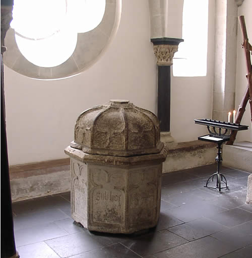 Der Blutbrunnen im Vorraum von St. Andreas - © Gerd Franke