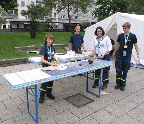 15:58 Uhr: Das Technische Hilfswerk, kurz: THW, hat sich auf dem Ebertplatz installiert. Auf groen Platten wird ein Mosaik aufgebaut. Besucher knnen sich mit ihrem Namen oder einem Spruch verewigen. - © gf 2005