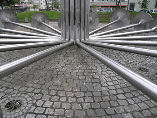 16:04 Uhr: Zum WJT geschehen Wunder: smtliches kniehohes Unkraut ist ber Nacht vom  Brunnen im Ebertplatz verschwunden! - © gf 2005