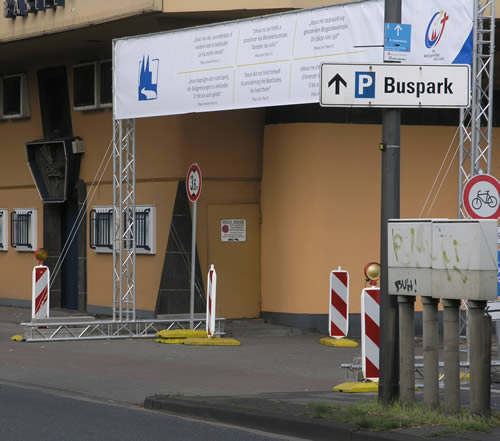 16:56 Uhr: Am Rheinufer an der Bastei wird noch eifrig gearbeitet, denn am Mittwoch 6:00 Uhr beginnt hier die Domwallfahrt. Das erste Tor mit biblischen Sprchen von vielen weiteren, die Rampe zum Rhein hinunter bis zur  Hohenzollernbrcke. Gegenber der Bastei entsteht ein Verpflegungszentrum, lngs der Promenade Richtung St. Kunibert warten seit Tagen bereits die unvermeidlichen Plastiktoiletten. - © gf 2005