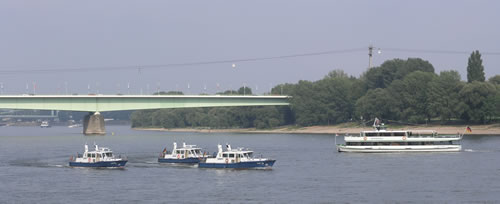 17:03 Uhr: Die Wasserpolizei bt das Formationsfahren als Papst-Begleitung. Statt der orginalen MS Rheinenergie darf die kleine MS Rheinfels mitfahren. Beim Wenden auf Hhe der Bastei verliert die Rheinfels etwas den Kontakt. Aber es ist ja auch nur eine Probe... Damit scheint wahrscheinlich, dass der Papst nicht bis zur Zoobrcke durchfhrt, sondern schon unterhalb der Bastei wendet. - © gf 2005