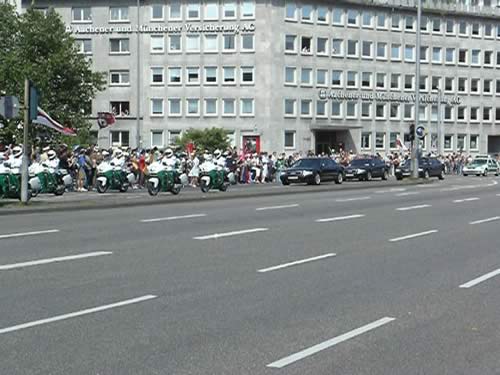 18.8.2005 13:22 Uhr: Der Papst kommt in Kln an und quert den Ring am Ebertplatz - © gf 2005