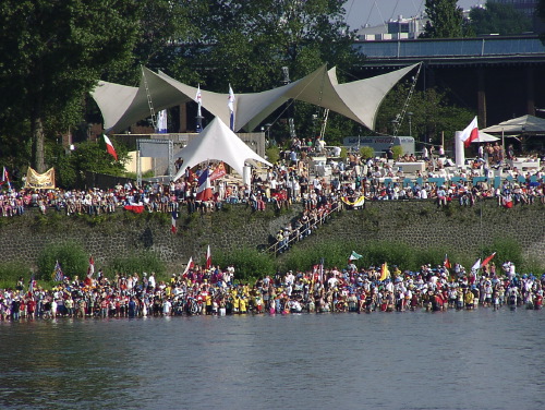 17:29 Uhr: Pilger stehen vor dem Tanzbrunne im Wasser. - © gf 2005