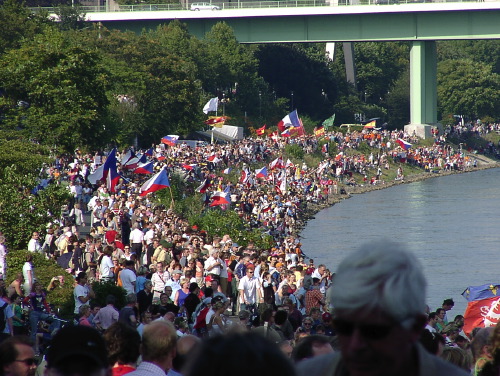 17:35 Uhr: Das Rheinufer zwischen Bastei und Zoobrcke - © gf 2005