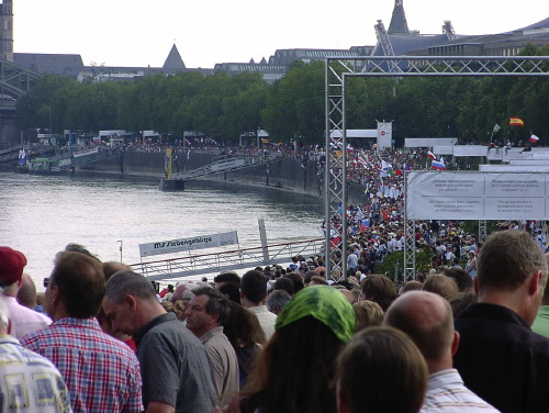 17:49 Uhr: Das Rheinufer von der Bastei bis zur Hohenzollernbrcke. - © gf 2005