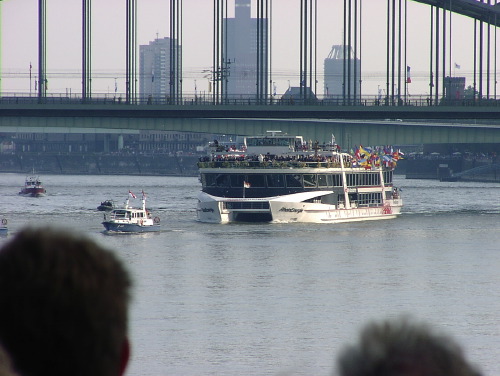 17:56 Uhr: Der Papst erreicht die Hohenzollernbrcke. - © gf 2005