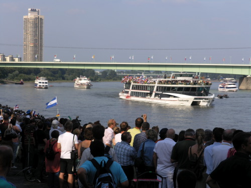 18:01 Uhr: Das Schiff des Papstes hat gewendet und fhrt zur Hohenzollernbrcke. - © gf 2005