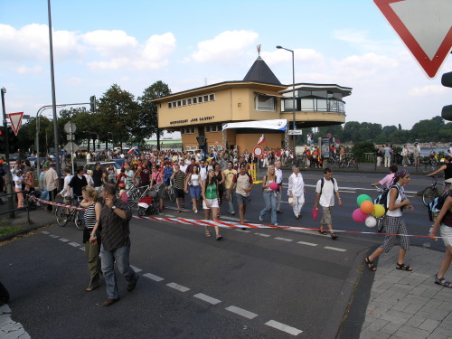 18:14 Uhr: Die Zuschauer verlassen das Rheinufer an der Bastei. - © gf 2005