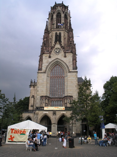 12:29 Uhr: Die Kirche St. Agnes - © gf 2005