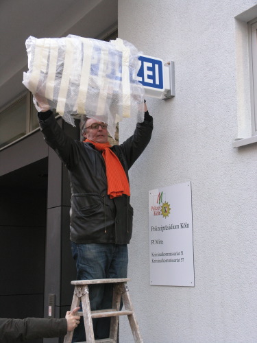 16:38 Uhr Der Umzug ist geschafft, das Leuchtschild wird enthllt! - © Gerd Franke