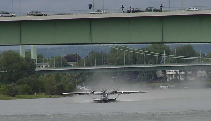16:32 Uhr: Die DO-24 nimmt stromab der Zoobrücke mit Vollgas Anlauf und wird noch vor der Bastei abheben. - gf 2006