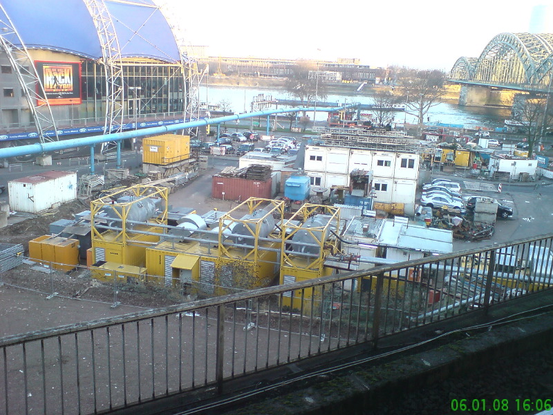 6.1.08 Auch der Platz zwischen Bus- und Hauptbahnhof ist teilweise schon geräumt. Die gelben Container versorgen die bergmännisch ausgeführten Arbeiten unter der Philharmonie. - gf