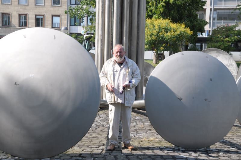 Denkmal des Monats Juli: Der Künstler Wolfgang Göddertz „in“ seinem Brunnen. - gf
