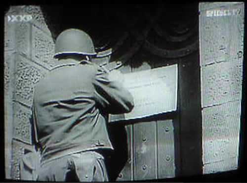 Ein amerikanischer Kulturoffizier schützt die Eigelsteintorburg. - © XXP